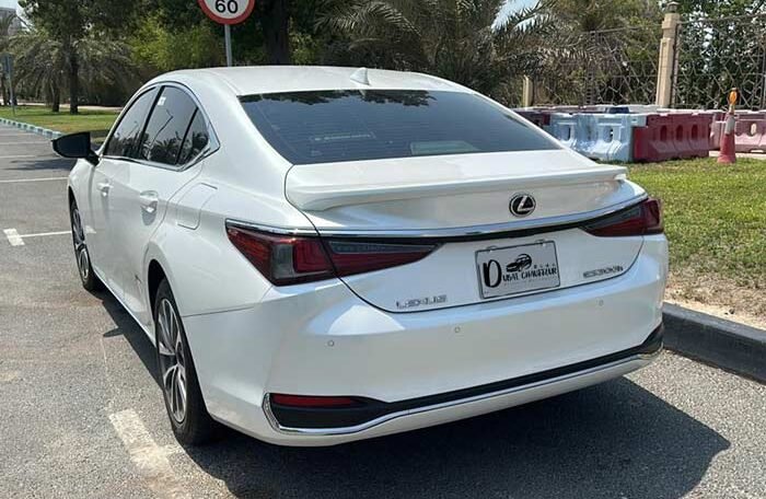 lexus es 350 car hire with driver in dubai