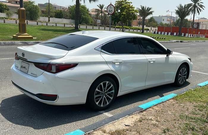 lexus es 350 car hire with driver in dubai